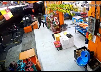 TANGKAP layar kejadian samun bersenjatakan parang di sebuah kedai rundit di Dengkil, Selangor.