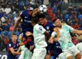 PENYERANG JDT, Kevin Medina dan Jonathan Silva bersaing mendapatkan bola walaupun diasak pertahanan Buriram United pada aksi Liga Juara-Juara Asia Elit (ACLE) 2026/2027 Zon Timur di Stadium Sultan Ibrahim, Iskandar Puteri disini. UTUSAN/RAJA JAAFAR ALI