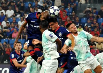 PENYERANG JDT, Kevin Medina dan Jonathan Silva bersaing mendapatkan bola walaupun diasak pertahanan Buriram United pada aksi Liga Juara-Juara Asia Elit (ACLE) 2026/2027 Zon Timur di Stadium Sultan Ibrahim, Iskandar Puteri disini. UTUSAN/RAJA JAAFAR ALI