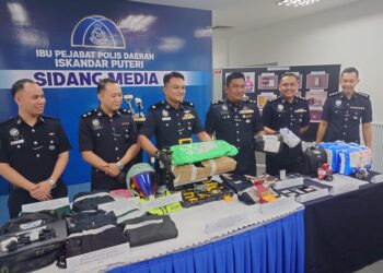 SAIFULLAH Jaya@Yahya (tiga kanan) menunjukkan antara barangan yang dicuri dua individu melibatkan kerugian keseluruhan bernilai RM75,000 pada sidang akhbar di Ibu Pejabat Polis Daerah Iskandar Puteri.
