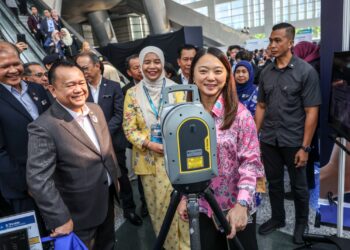 ALEXANDER Nanta Linggi bersama Hannah Yeoh melawat pameran selepas Majlis Perasmian Malaysia BIM Day 2026 'Putrajaya Digital Built' di Putrajaya. - UTUSAN/FAISOL MUSTAFA