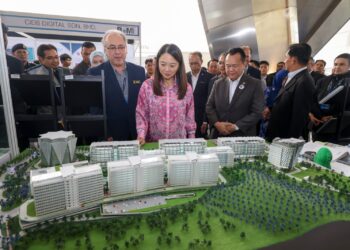 ALEXANDER Nanta Linggi bersama Hannah Yeoh melawat pameran selepas Majlis Perasmian Malaysia BIM Day 2026 'Putrajaya Digital Built' di Putrajaya. - UTUSAN/FAISOL MUSTAFA