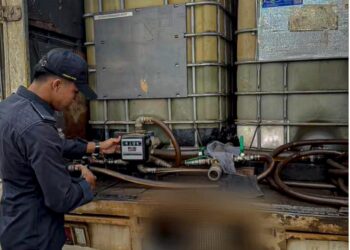 PENGUAT KUASA KPDN Johor memeriksa sebuah lori yang telah diubah suai untuk melakukan kegiatan penyelewengan diesel bersubsidi semasa memeriksa sebuah stesen minyak di Jalan Seelong, Senai, Kulai.