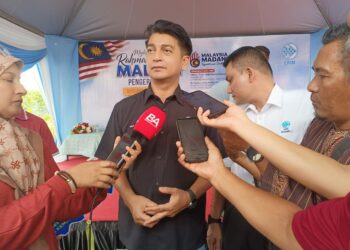 MUHAMMAD Faiz Fadzil (tengah) ketika ditemui media pada sidang akhbar di Pejabat Penghulu Mukim Matang, hari ini.- UTUSAN/WAT KAMAL ABAS