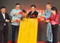 STEVEN Sim Chee Keong (dua dari kiri), Chow Kon Yeow (tengah) dan Louis Ng (dua dari kanan) melakukan gimik menuang emas sebagai simbolik ketika majlis pelancaran kilang penapisan emas baharu milik Public Gold di Batu Kawan, Pulau Pinang, hari ini.