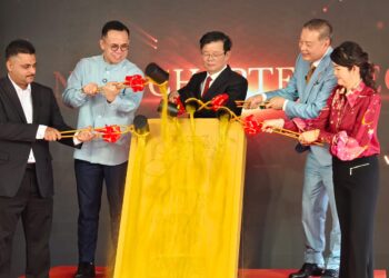 STEVEN Sim Chee Keong (dua dari kiri), Chow Kon Yeow (tengah) dan Louis Ng (dua dari kanan) melakukan gimik menuang emas sebagai simbolik ketika majlis pelancaran kilang penapisan emas baharu milik Public Gold di Batu Kawan, Pulau Pinang, hari ini.