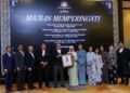 WAN Ahmad Farid Wan Salleh bersama ahli keluarga bekas Ketua Hakim Negara, Allahyarham Tun Abdul Hamid Mohamad pada Majlis Memperingati Mantan-Mantan Ketua Hakim Negara dan Mantan Hakim Besar Malaya di Istana Kehakiman, Putrajaya.-UTUSAN/FAISOL MUSTAFA