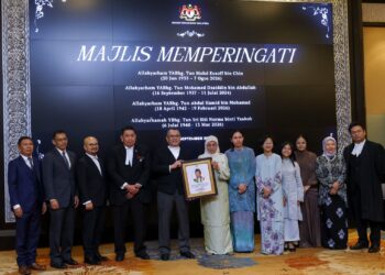 WAN Ahmad Farid Wan Salleh bersama ahli keluarga bekas Ketua Hakim Negara, Allahyarham Tun Abdul Hamid Mohamad pada Majlis Memperingati Mantan-Mantan Ketua Hakim Negara dan Mantan Hakim Besar Malaya di Istana Kehakiman, Putrajaya.-UTUSAN/FAISOL MUSTAFA