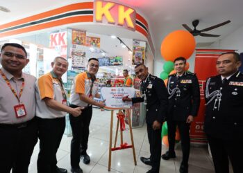 Chai Kee Kan dan Ketua Polis Kuala Lumpur, Datuk Fadil Marsus dalam Majlis Perasmian Kedai Serbaneka KK Mart di IPK KL.-UTUSAN/AMIR KHALID