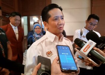 ARTHUR Joseph Kurup selepas Sesi Bersama Pemimpin Sempena Minggu Suai Mesra Sesi 2026/2027 di Dewan Canselor Universiti Malaysia Sabah (UMS). - RAEESAH HANAN
