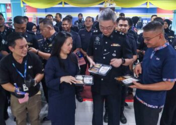 MOHD. Jazri Ikmal Hijaz (kanan) bersama Lee Swee Sake (depan, dua dari kanan) dan Leong-Mi-Chelle (depan, dua dari kiri) ketika sesi penyerahan kotak hidangan bento ayam masak tiga rasa hasil kerjasama antara Mahsuri Dagang dan SEGi College Pulau Pinang di IPD Timur Laut, Pulau Pinang, hari ini. - UTUSAN/DANIAL SAAD