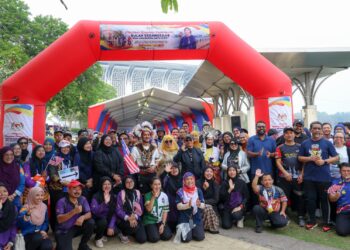 AZALINA Othman Said ketika menyertai Program Kayuhan Fashionista, Bulan Kebangsaan 'Dua Sambutan, Satu Jiwa', di Putrajaya. - UTUSAN/FAISOL MUSTAFA