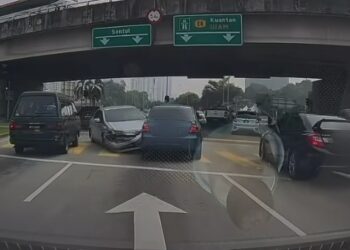 RAKAMAN kamera papan pemuka yang menunjukkan sebuah Honda Civic merempuh Proton Saga di persimpangan lampu isyarat Jalan Kampung Bandar Dalam, Kuala Lumpur semalam.
