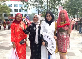 ANTARA gayaan busana tradisional pengunjung Keretapi Sarong 2026 di Raintree Plaza, TRX hari ini