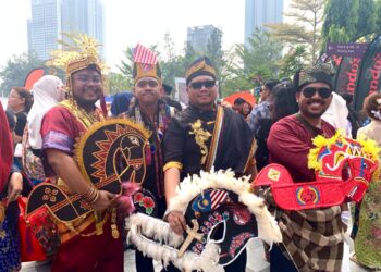 AFIFI Zakaria (kiri) memperagakan busana tradisional bertemakan etnik Bugis dan tradisi Kuda Kepang sempena Keretaapi Sarong 2026 di Raintree Plaza TRX hari ini.