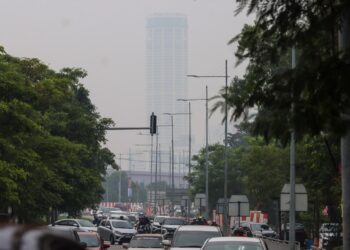 BANGUNAN yang menjadi mercu tanda Pulau Pinang sebelum ini iaitu Kompleks Tun Abdul Razak (Komtar) yang terletak di tengah-tengah pusat bandar raya George Town, Pulau Pinang hampir tidak kelihatan akibat jerebu, hari ini.-UTUSAN/DANIAL SAAD