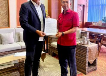 MOHD. Zaidi Mohd. Said (kiri) menyerahkan surat peletakan jawatannya kepada Datuk Bandar MBSP, Datuk Baderul Amin Abdul Hamid, kelmarin.-GAMBAR/FACEBOOK MEDIA UMNO PERMATANG PAUH