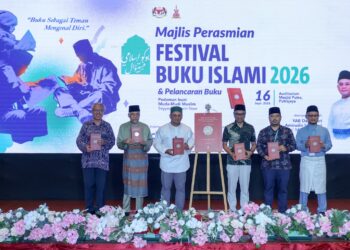 Amirudin Shari melancarkan buku Pedoman Buat Muda Mudi Muslim pada majlis perasmian Festival Buku Islami 2026 di Auditorium Masjid Putra, Putrajaya.-UTUSAN/FAISOL MUSTAFA