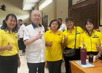 PRESIDEN MCA, Datuk Seri Dr. Wee Ka Siong (dua kiri) menyantuni perwakilan parti yang hadir Konvensyen MCA Negeri Johor di Dewan Persatuan Memperbaiki Akhlak Che Ann Khor, Yong Peng, Batu Pahat.