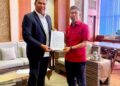 MOHD. Zaidi Mohd. Said (kiri) menyerahkan surat peletakan jawatannya kepada Datuk Bandar MBSP, Datuk Baderul Amin Abdul Hamid, kelmarin.-GAMBAR/FACEBOOK MEDIA UMNO PERMATANG PAUH