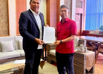 MOHD. Zaidi Mohd. Said (kiri) menyerahkan surat peletakan jawatannya kepada Datuk Bandar MBSP, Datuk Baderul Amin Abdul Hamid, kelmarin.-GAMBAR/FACEBOOK MEDIA UMNO PERMATANG PAUH