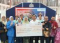 AKMAL NASRULLAH Mohd. Nasir melakukan gimik penyerahan Cek Cura Sumbangan Naik Taraf Klinik Kesihatan Dalam Parlimen Johor Bahru berjumlah RM169,000 di Medan Niaga Kampung Melayu Majidee, Johor Bahru, Johor.