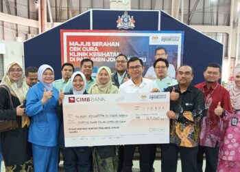 AKMAL NASRULLAH Mohd. Nasir melakukan gimik penyerahan Cek Cura Sumbangan Naik Taraf Klinik Kesihatan Dalam Parlimen Johor Bahru berjumlah RM169,000 di Medan Niaga Kampung Melayu Majidee, Johor Bahru, Johor.
