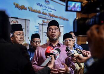 Menteri di Jabatan Perdana Menteri (Hal Ehwal Agama) Dr. Zulkifli Hasan bersama Ketua Pengarah JAKIM, Datuk Dr. Sirajuddin Suhaimee ketika sidang media selepas merasmikan Majlis Pra Pelancaran Majlis Tilawah dan Hafazan Al-Quran Peringkat Antarabangsa ke-66 Tahun 1448H/2026M di Pusat Dagangan Kuala Lumpur.-UTUSAN/ M. FIRDAUS M. JOHARI