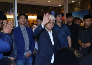 TUANKU Mukhriz Tuanku Munawir diiringi dua anakanda baginda tiba di Lapangan Terbang Antarabangsa Kuala Lumpur (KLIA)