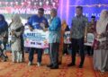 AB. Rauf Yusoh menyampaikan anugerah kepada seorang penerima sempena Majlis Perasmian Sambutan Hari Warga Emas, Hari OKU dan Hari Kanak-kanak Peringkat Negeri di Alor Gajah, Melaka hari ini. - UTUSAN/AMRAN MULUP