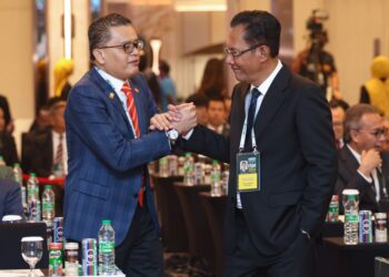 AB Ghani (kanan) dipilih sebagai presiden baharu Persatuan Bolasepak Malaysia (FAM).