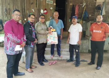 SHUKRI Hassan (tiga dari kanan) semasa menerima lawatan dari Ketua Jajahan selepas kejadian diserang seekor gajah di Kampung Lata Janggut, Jeli, Kelantan.