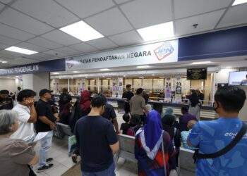 ORANG ramai hadir di kaunter JPN bagi penukaran MyKad generasi baharu ketika tinjauan di Ibu Pejabat JPN Putrajaya di sini, hari ini.-UTUSAN/FAISOL MUSTAFA