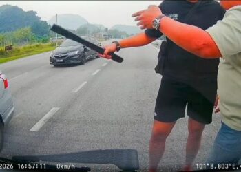 POLIS sedang memburu seorang lelaki yang dipercayai mengugut seorang pemandu menggunakan sebatang kayu dalam kejadian di Jalan Ipoh-Gopeng, Simpang Pulai yang tular di media sosial.