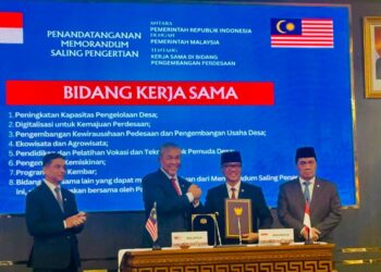 AHMAD Zahid Hamidi dan Yandri Susanto ketika majlis MoU antara 
Kerajaan Malaysia dan Kerajaan Indonesia di Kementerian Desa dan Pembangunan Daerah Tertinggal, Jakarta, Indonesia.