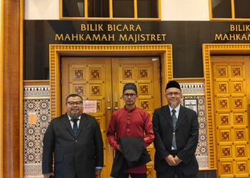 Mohamad Riza (tengah) bersama peguam-peguam ketika hadir ke Mahkamah Majistret Putrajaya hari ini.