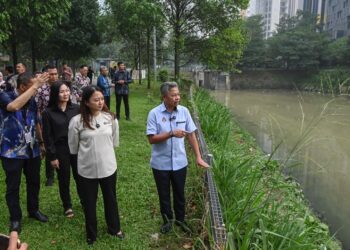HANNAH Yeoh ketika melawat lokasi pembangunan kolam takungan dan kawasan lapang baru di Kolam Takungan Banjir Bunus, Jalan Tun Razak di sini, hari ini. - UTUSAN/SYAKIR RADIN