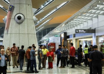 Penyokong adat dan rakyat Negeri Sembilan mula berkumpul di hadapan Bilik Khas, Tingkat 5, KLIA bagi menanti ketibaan Tuanku Muhriz.