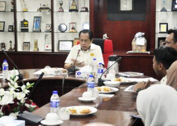 Ahmad Maslan mendengar taklimat sewaktu melakukan Lawatan Kerja Rasmi Yang Berhormat Timbalan Menteri Kerja Raya ke Jabatan Kerja Raya (JKR) Daerah Jasin, hari ini. UTUSAN/AMRAN MULUP