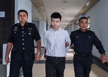 KOH Mun Hoe yang didakwa atas tiga pertuduhan melakukan pecah amanah membabitkan jongkong emas bernilai RM176,200 ketika dibawa polis ke Mahkamah Sesyen Kuala Lumpur, di sini hari ini. - UTUSAN/SYAKIR RADIN