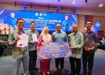 SALBIAH (tiga dari kiri) dan Ahmad Norihan (empat dari kiri) bersama penerima Anugerah Koperasi Terbaik Peringkat Negeri Perak 2026, Koperasi Guru-guru Sekolah Malaysia Berhad pada Majlis Apresiasi Gerakan Koperasi (MAGK26) Peringkat Negeri Perak di Hotel Casuarina@Meru di Ipoh semalam.