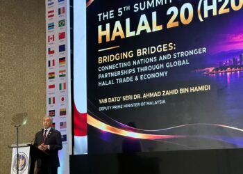 AHMAD Zahid Hamidi ketika berucap sidang akhbar selepas Sidang Kemuncak Halal 20 (H20) Kali Ke-5 di Jakarta, Indonesia.