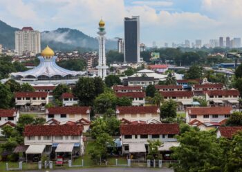PEMANDANGAN kawasan penempatan, bangunan termasuk mercu tanda serta lokasi berbukit di sekitar George Town, Pulau Pinang dapat dilihat dengan lebih jelas hari ini selepas keempat-empat stesen pemantauan udara menunjukkan bacaan pada tahap yang sederhana.-UTUSAN/DANIAL SAAD