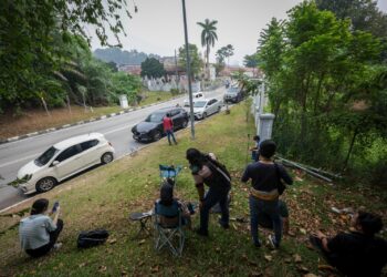 Petugas Penjara mengarahkan wakil media untuk tidak berada di perkarangan pintu masuk penjara susulan Bekas Perdana Menteri, Datuk Seri Najib Razak mendapat perintah tahanan rumah, di sini, hari ini. Gambar; MUHAMAD IQBAL ROSLI/Pemberita; MASZUREEN (UTUSAN)