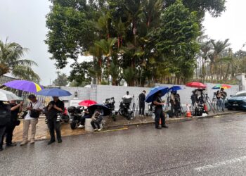 kira-kira 30 pengamal media tetap tidak berganjak dari hadapan kediaman Datuk Seri Najib Tun Razak di Langgak Duta, di sini walaupun hujan.
