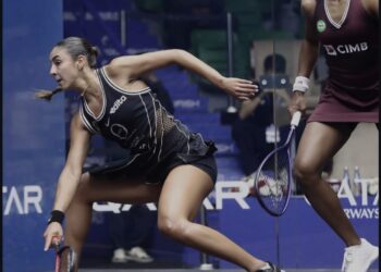 S. Sivasangari (kanan) bertarung sengit menentang bintang No. 1 dunia, Hania El Hammamy pada separuh akhir Kejohanan Skuasy Klasik Qatar di Qatar, semalam. - Ihsan PSA Squash