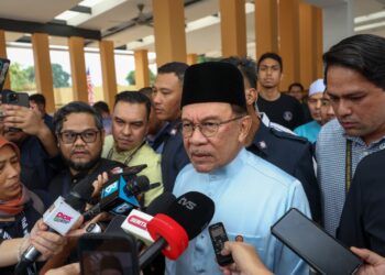ANWAR Ibrahim hadir untuk menunaikan solat Jumaat di Surau Nur Perdana, Presint 10.-UTUSAN/FAISOL MUSTAFA