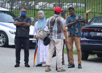 BEBERAPA penyokong Najib mula berkumpul di kediamannya di Langgak Duta, Taman Duta hari ini.- foto oleh ISKANDAR