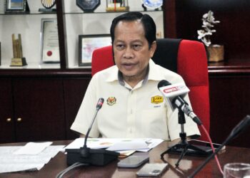 AHMAD Maslan semasa sidang akhbar selepas sewaktu melakukan lawatan kerja ke JKR Daerah Jasin, Melaka hari ini. UTUSAN/AMRAN MULUP