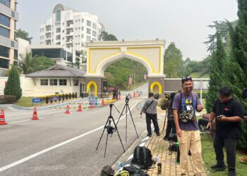 PENGAMAL media menanti Mesyuarat Pengampunan di pintu Istana Negara.-UTUSAN/FATIN NORIZATI MAT ISA